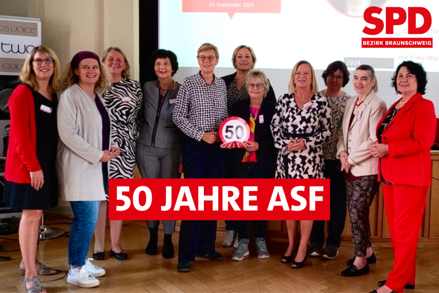 Gruppenfoto der Teilnehmerinnen der 50-Jahre-ASF-Jubiläumsveranstaltung im SPD-Bezirk Braunschweig, darunter Inga Dixon, Susanne Fahlbusch, Michaela Römmeler, Prof. Dr. Marion Tacke, Ulrike Häfner, Wibke Schlimme, Annegret Ihbe, Dunja Kreiser MdB, Anne Metzner, Simone Wilimzig-Wilke, Christine M. Kaiser.