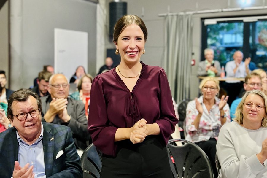 Manon Luther freut sich über ihre Nominierung, umgeben von applaudierenden SPD-Mitgliedern