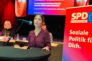 Manon Luther spricht auf der SPD-Bezirksdelegiertenkonferenz Europa in Braunschweig