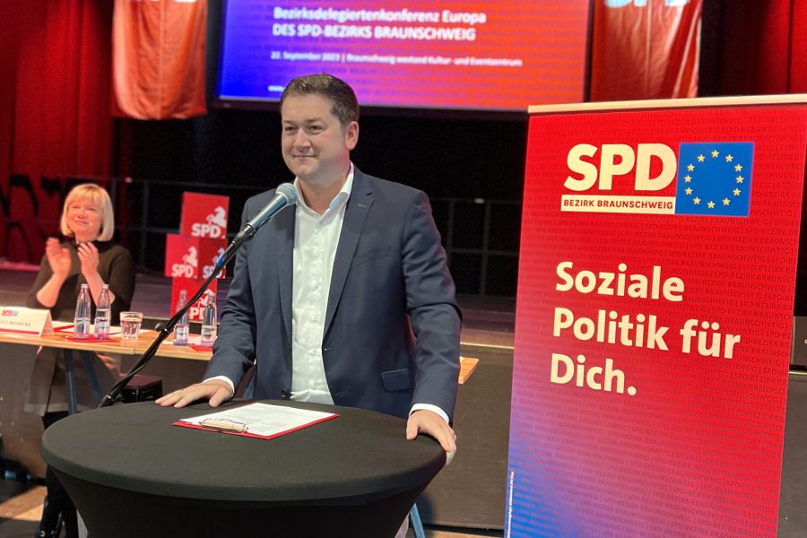 Thorsten Kornblum beim Eröffnen der Bezirksdelegiertenkonferenz Europa